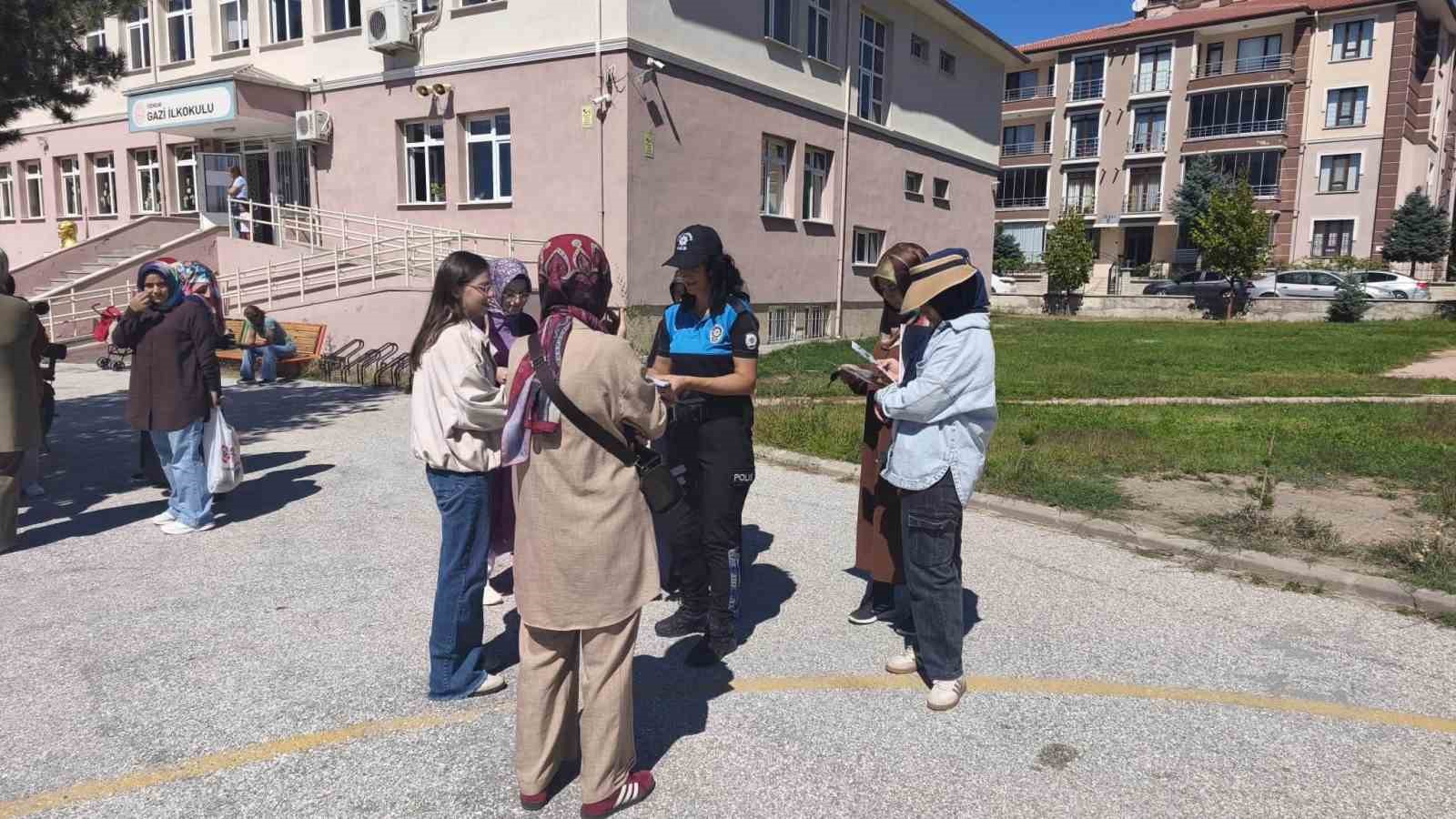 Polisten öğrenci velilerine yeni eğitim yılında güvenlik bilgilendirmesi
