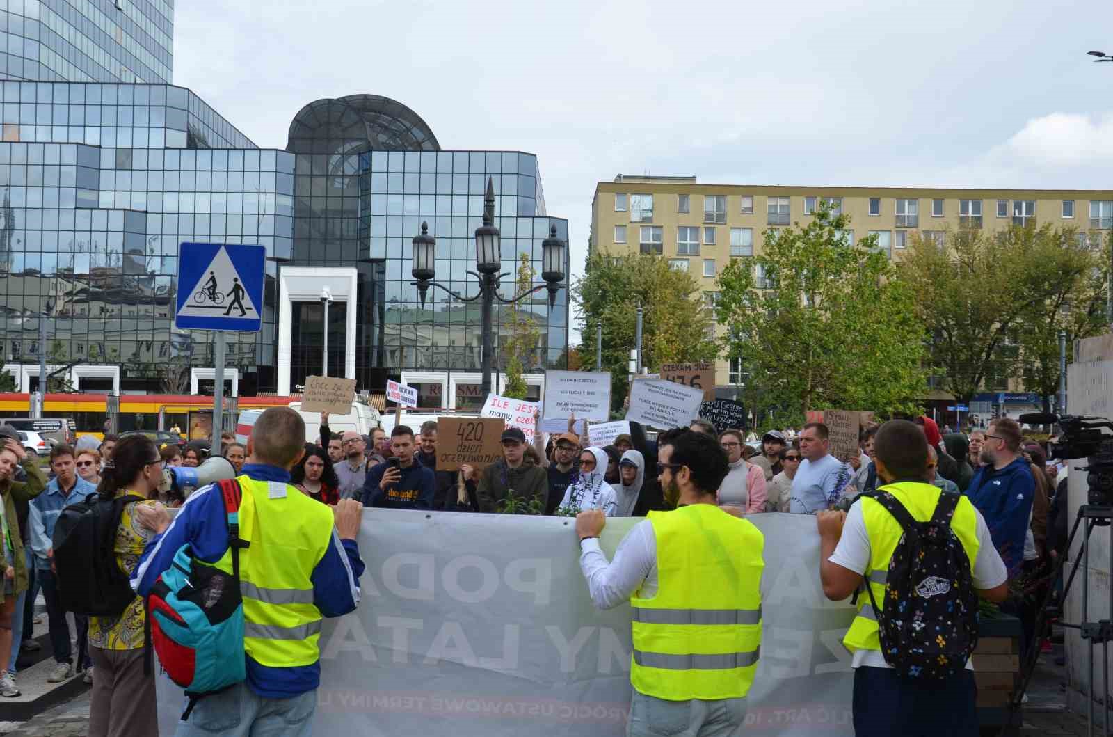 Polonya’daki göçmenlerden uzayan ikamet işlemlerine karşı ilk protesto
