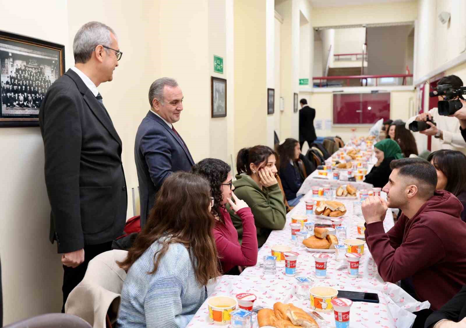 Rektör Prof. Dr. Altun, Eczacılık Fakültesi öğrencileri ile iftar yaptı

