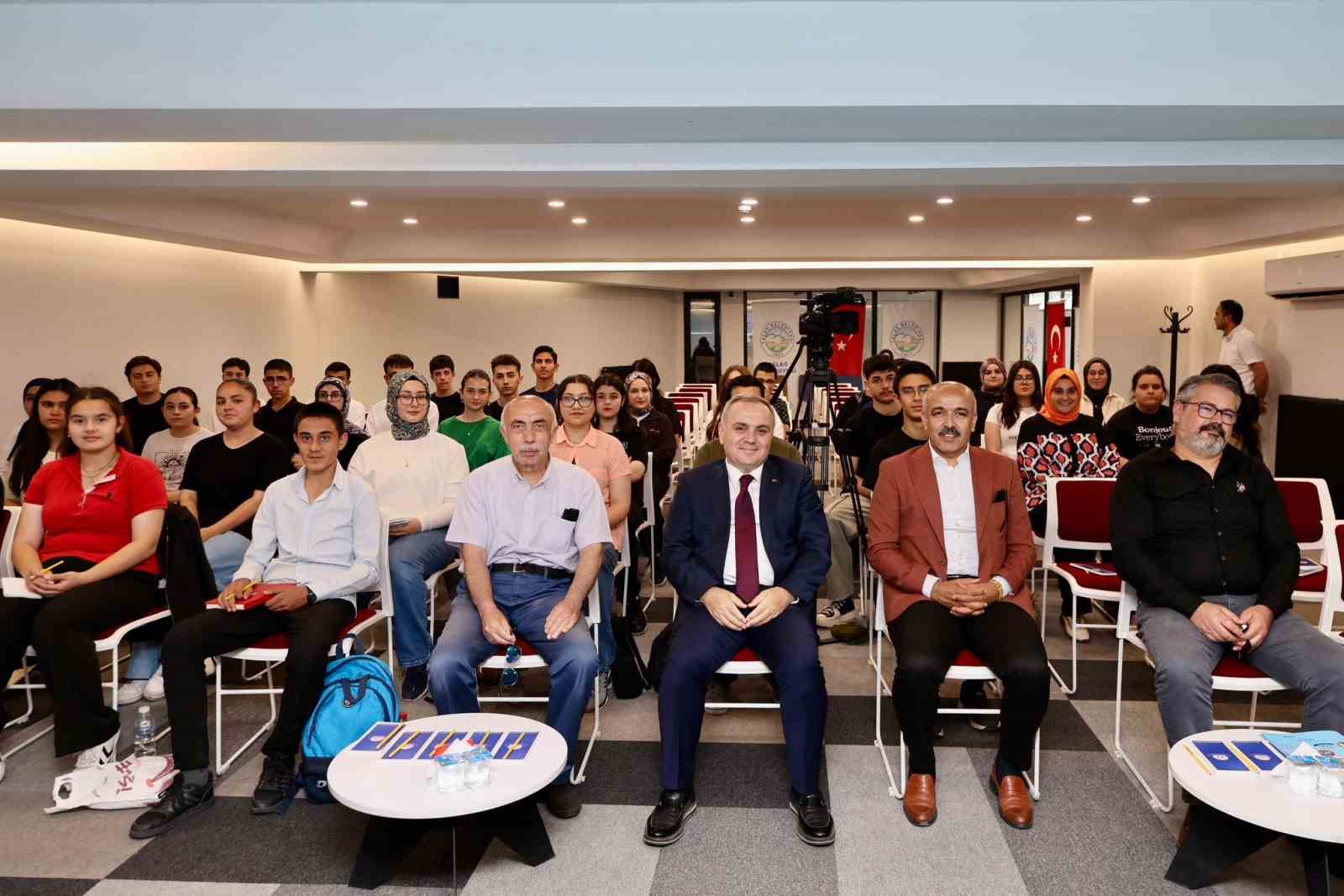 Rektör Prof. Dr. Altun, Marifet Mektebi öğrencileri ile bir araya geldi
