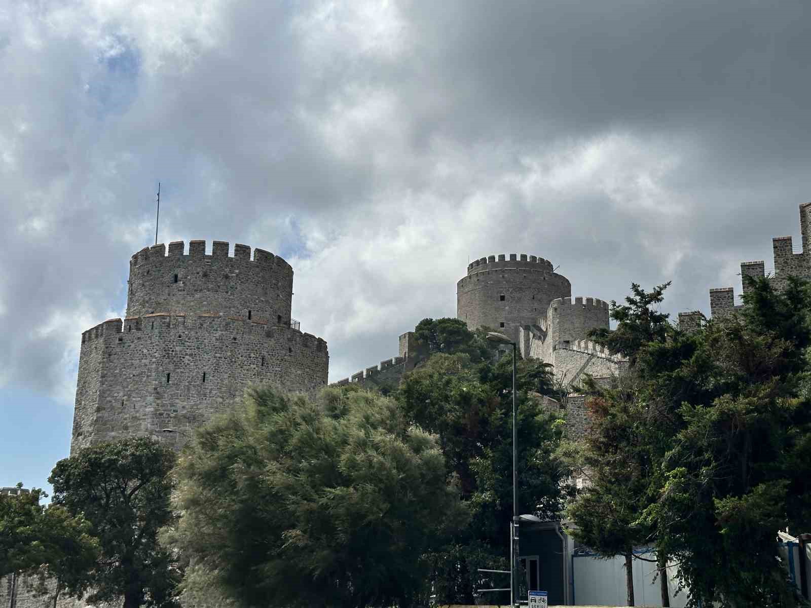 Rumeli Hisarı’ndaki bitmeyen restorasyona tepki: "90 günde yapıldı, 6,5 yıldır bitirilemiyor"
