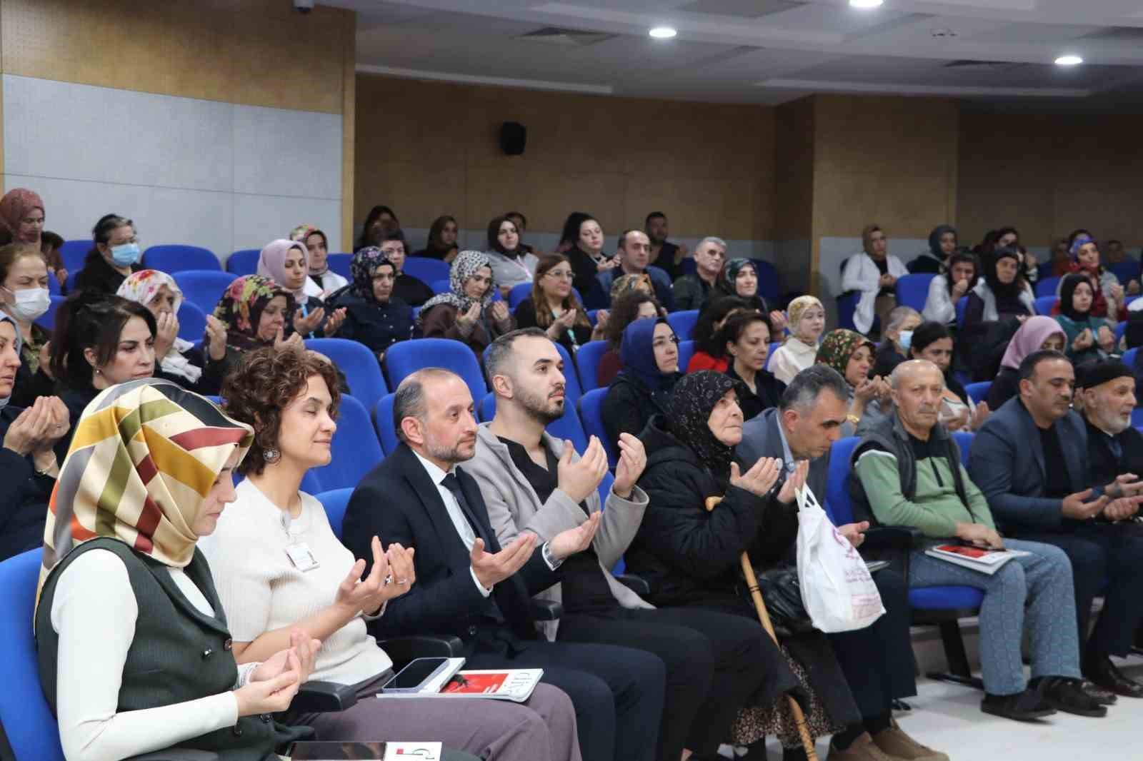 Sağlık personeli ve hastalar Kadir Gecesi programında buluştu
