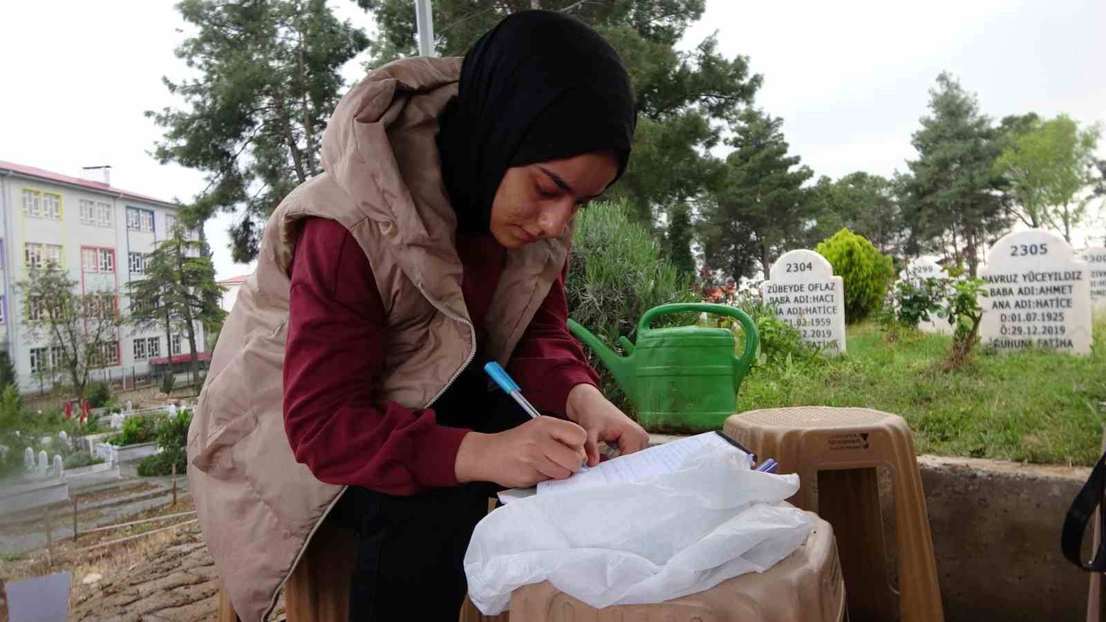 Saldırıda hayatını kaybeden öğrencilerin mezarlarına bırakılan notlar duygulandırıyor
