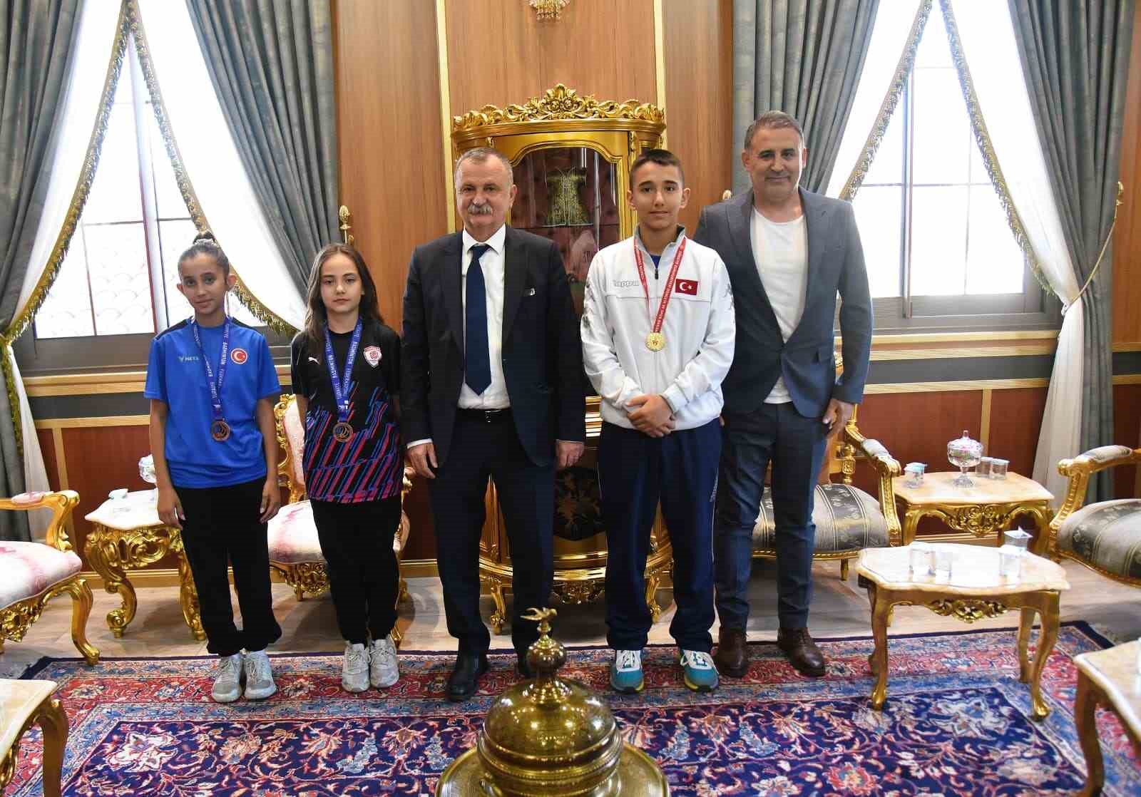 Şampiyon sporcular Başkan Balaban’ın konuğu oldu
