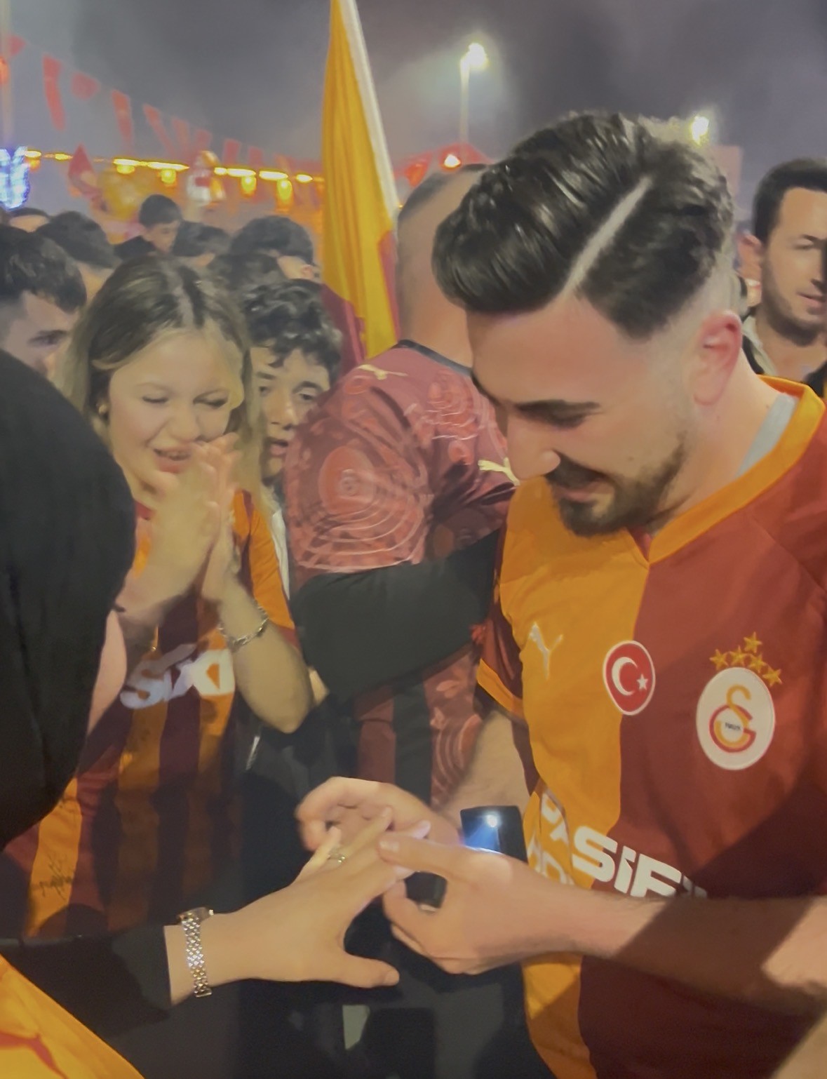 Şampiyonluk kutlamalarında evlilik teklifi sürprizi
