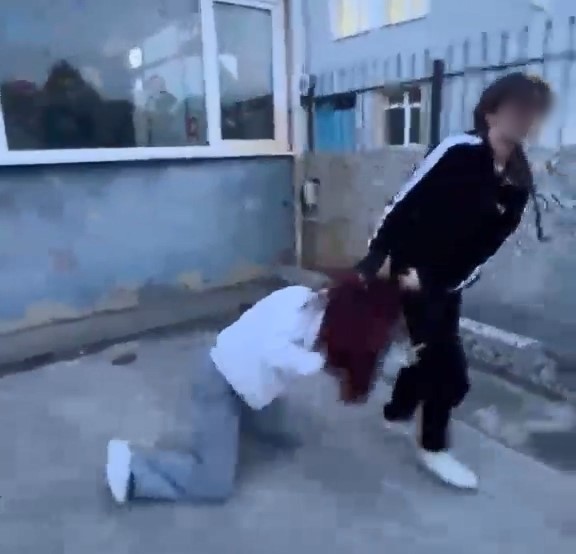 Samsun’da kızların akran zorbalığı: Darbedip kameraya çektiler
