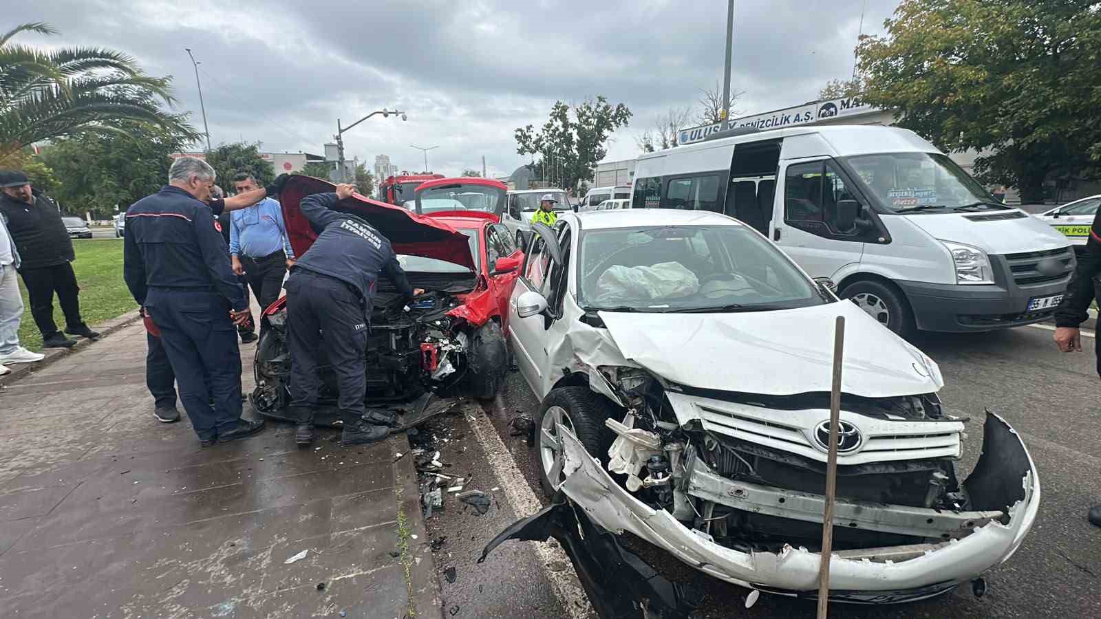 Samsun’da otomobiller kafa kafaya çarpıştı: 1’i ağır 2 yaralı
