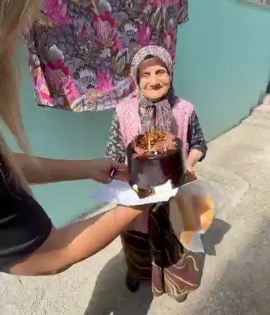 Samsun’da yaşlılara doğum günü sürprizi: Büyüklerin yüzü pasta ile gülüyor
