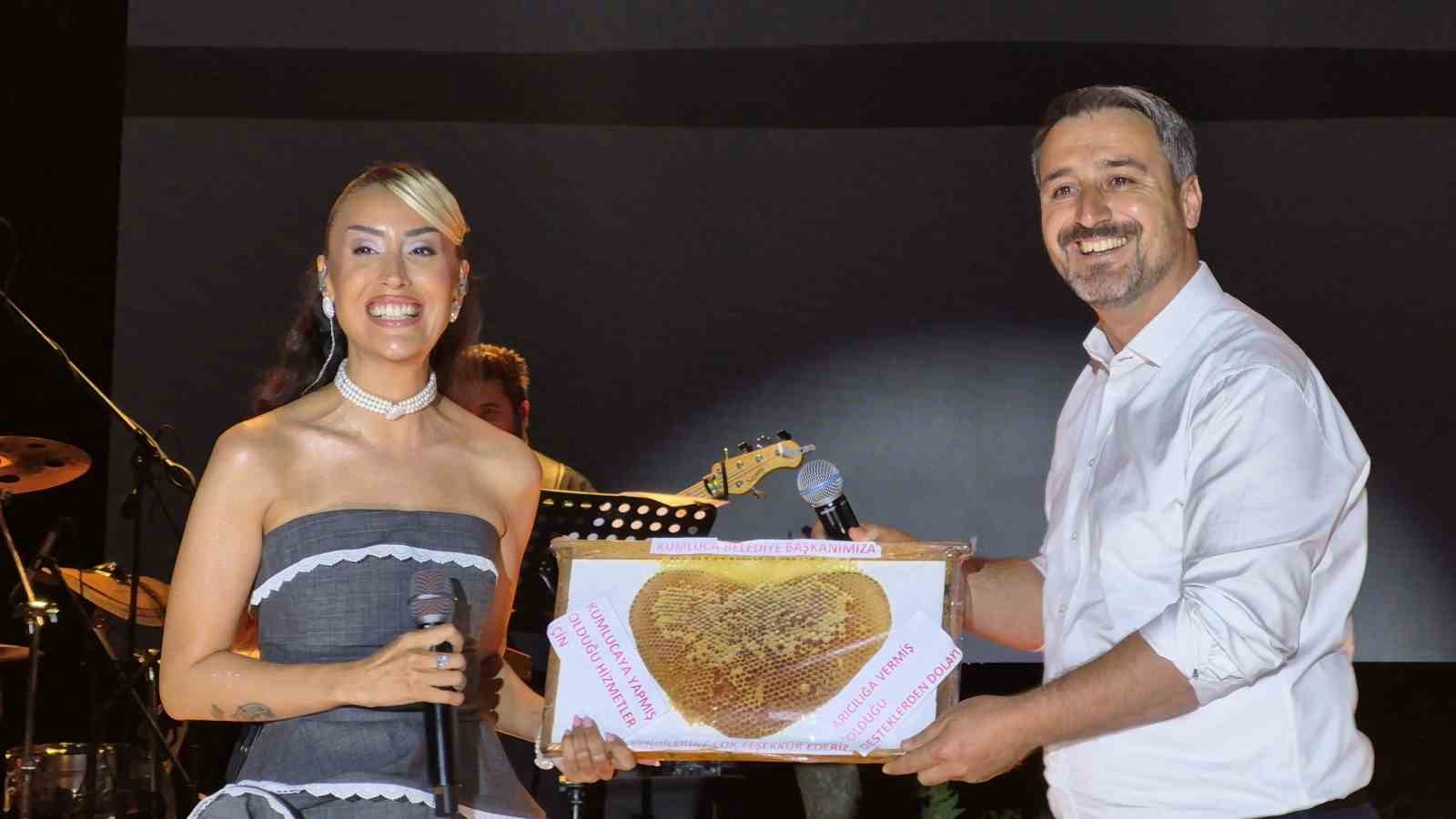 Sanatçı Hande Ünsal’dan evlilik teklifine ’’ilginç’’ yorumu
