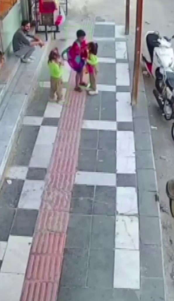 Şanlıurfa’da iki kız kardeşinin çantasını sırtlayan ağabey kamerada
