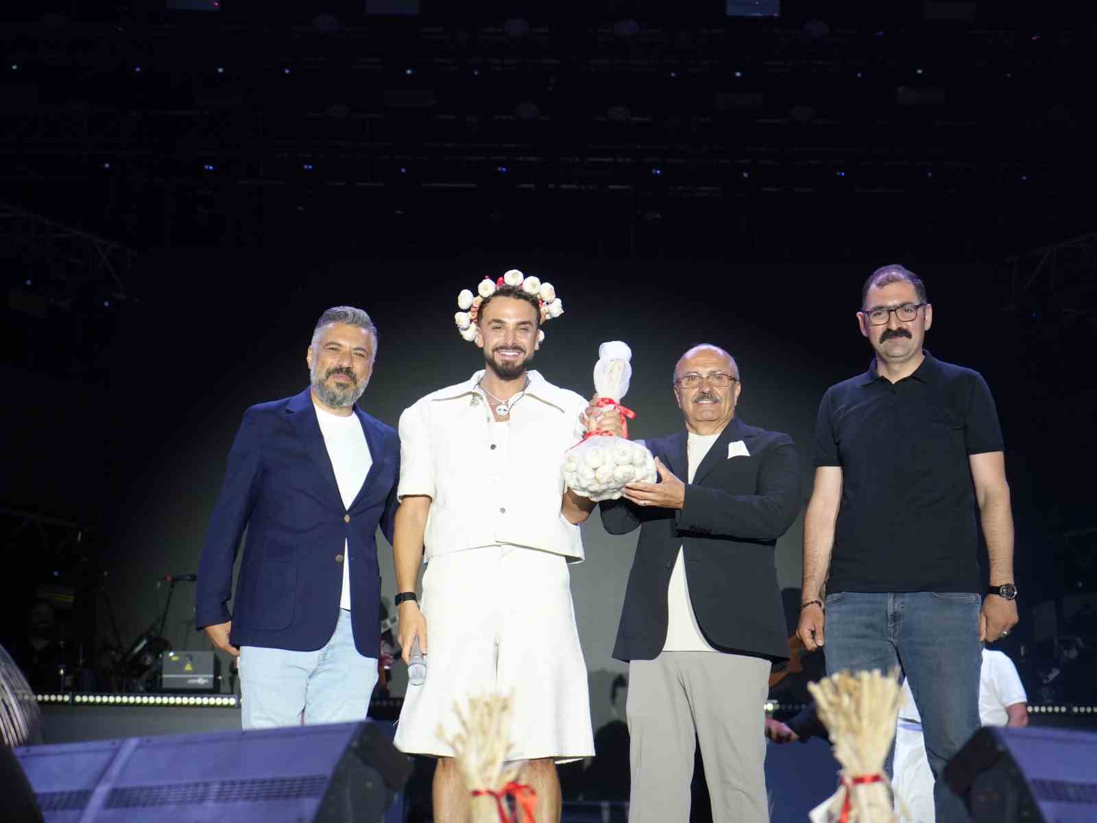Sarımsak festivalinde sahne alan Sefo, binlerce vatandaşa unutulmaz bir gece yaşattı
