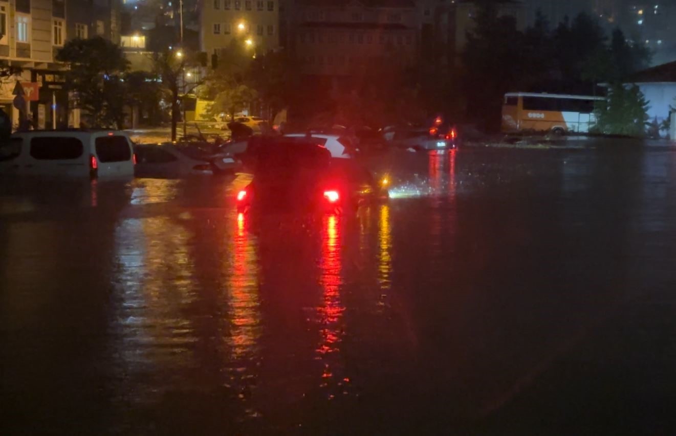 Sarıyer’de otoparkta araçlar sular içinde kaldı
