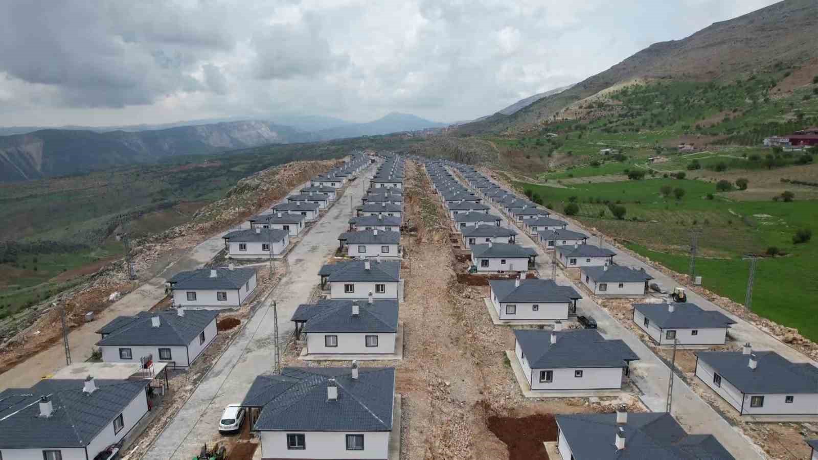 Sarp kayalıklar üzerine inşa edilen köy evleri, depremzedelere yuva oldu
