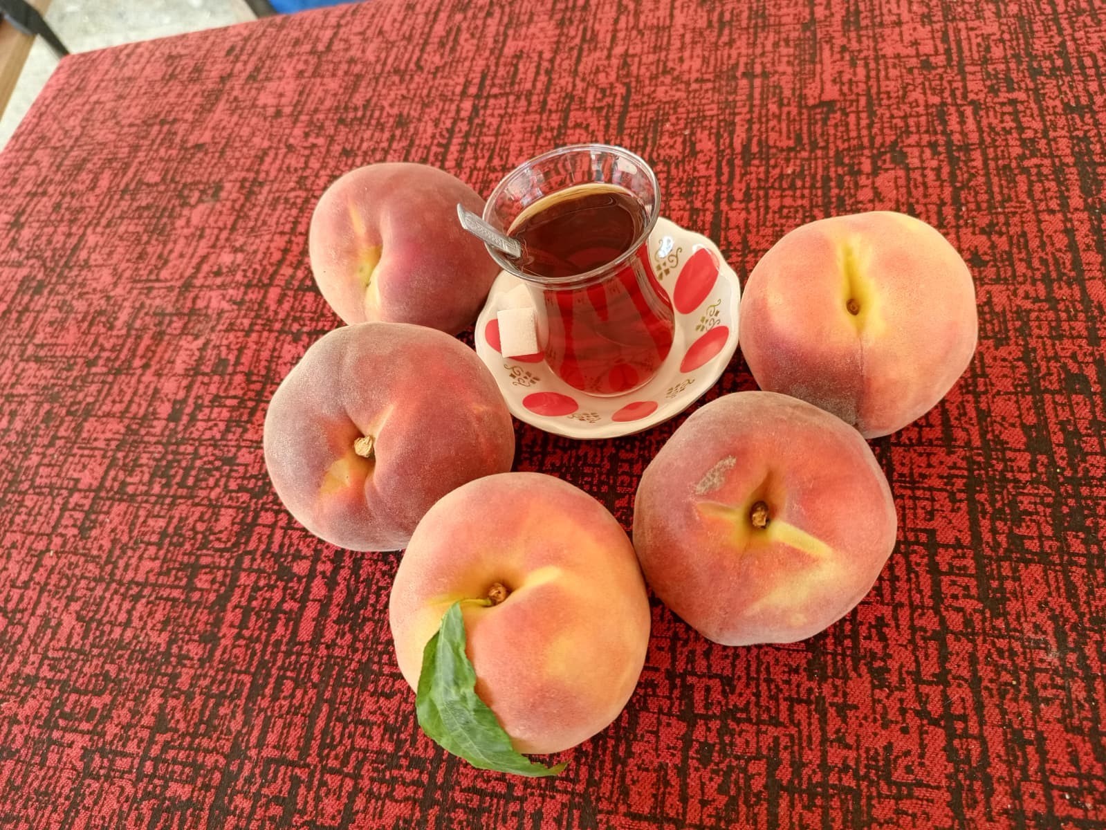 Şeftali fiyatları 1 günde yarıya düştü
