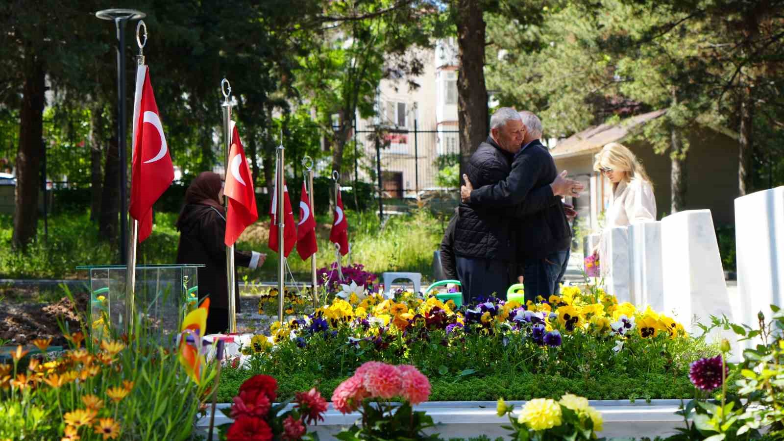 Şehit aileleri ve gazi yakınları bayram arefesinde şehitlikleri ziyaret etti
