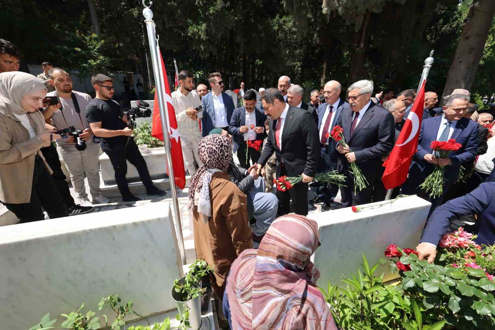 Şehit babasının, elini öpüp bayramını kutlayan Vali’yle diyaloğu yürekleri ısıttı
