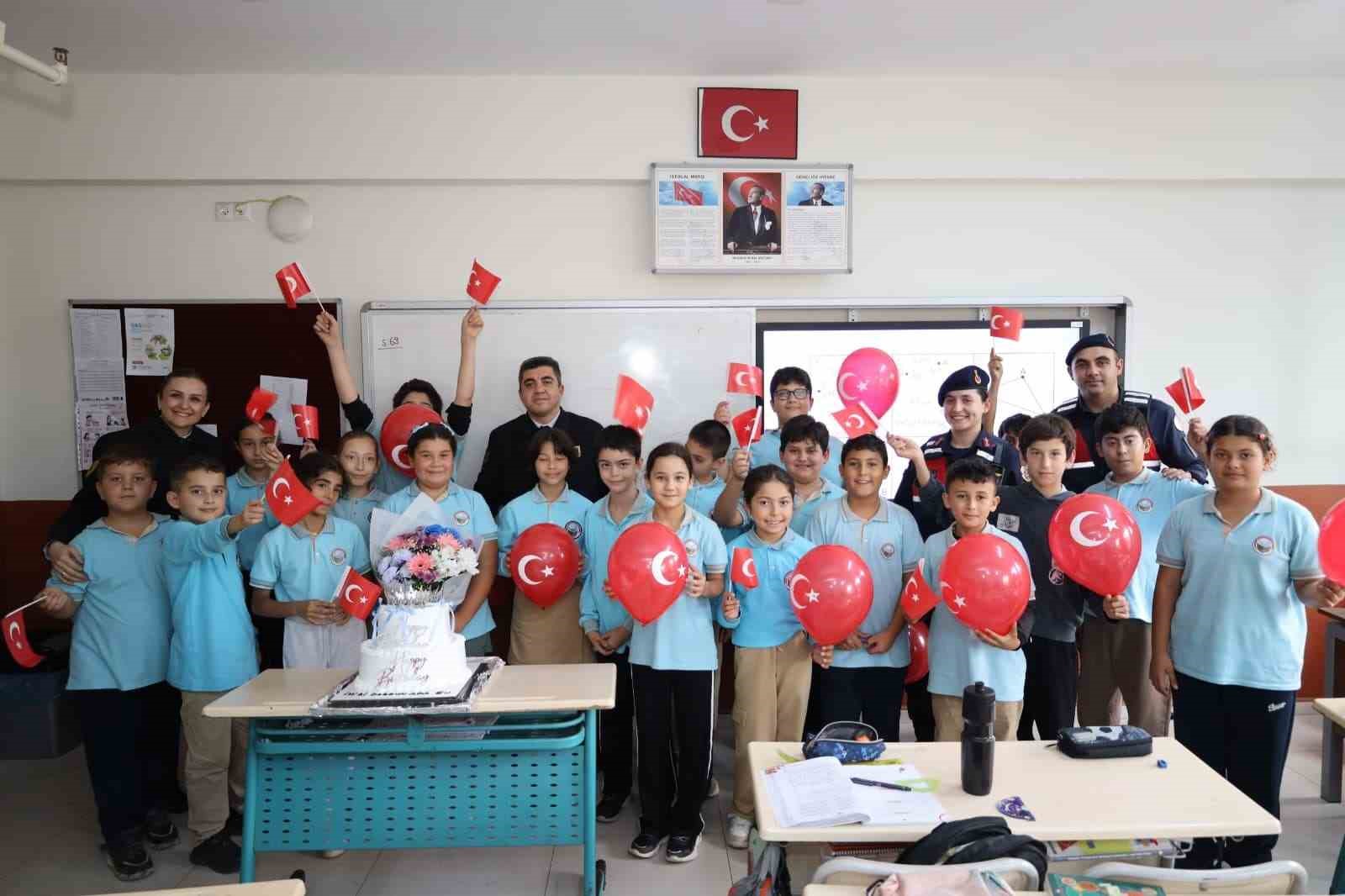 Şehit kızı Ada Su’ya jandarmadan doğum günü sürprizi
