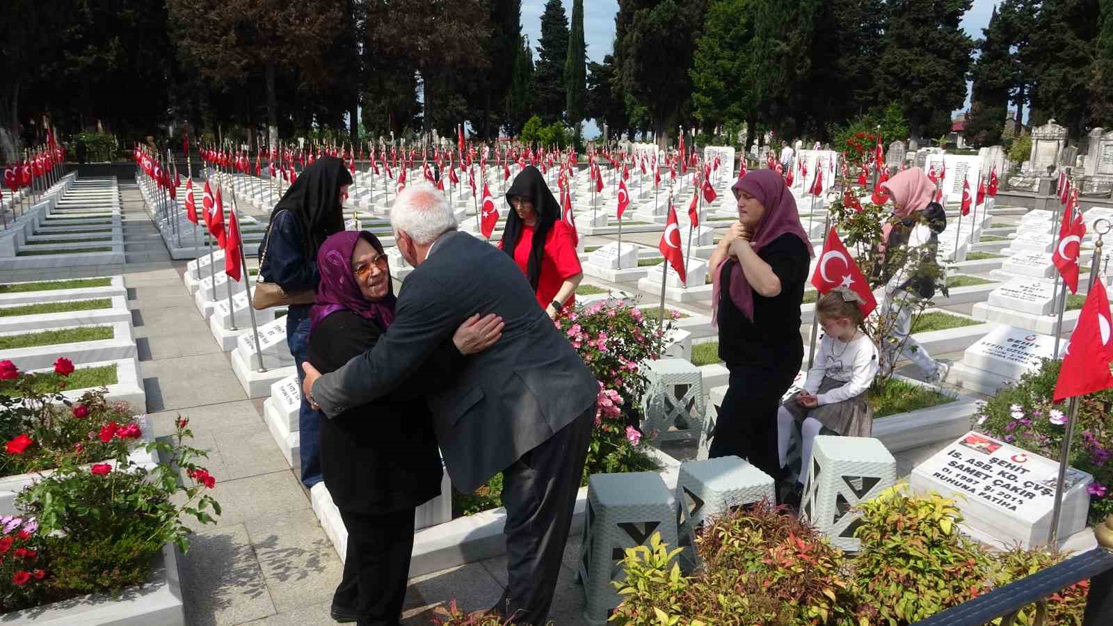 Şehit mezarlarına karanfil bıraktılar, şehit aileleriyle bayramlaştılar
