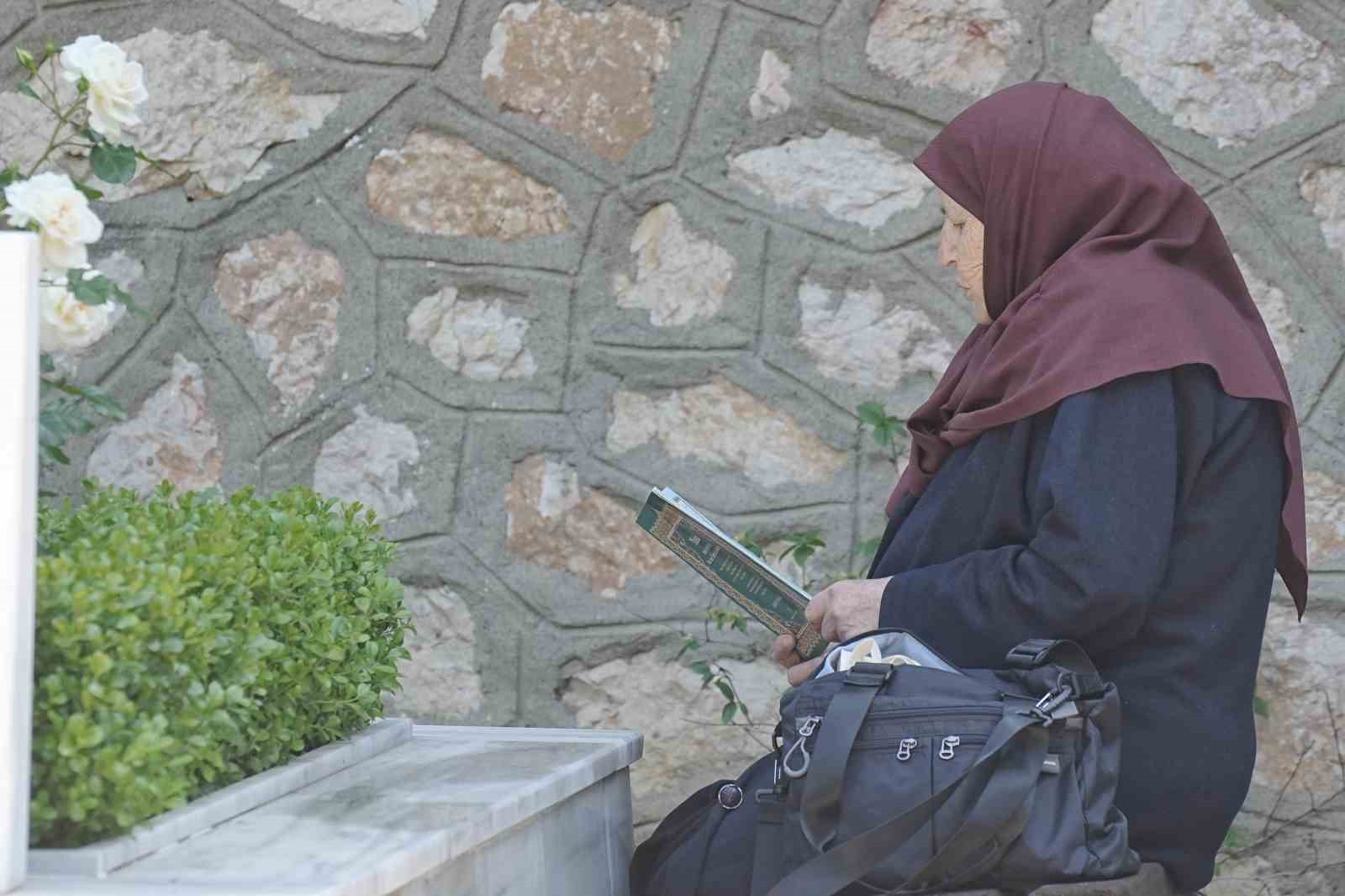 Şehitlikte hüzünlü bayramlaşma
