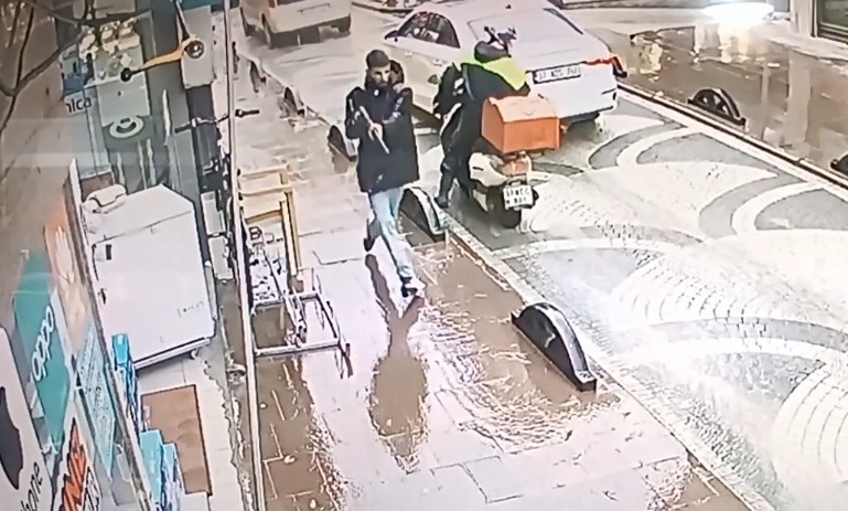 Şehrin en işlek caddesinde tüfekle rastgele ateş açtı, 4 kişi yaralandı: Olay anı kamerada
