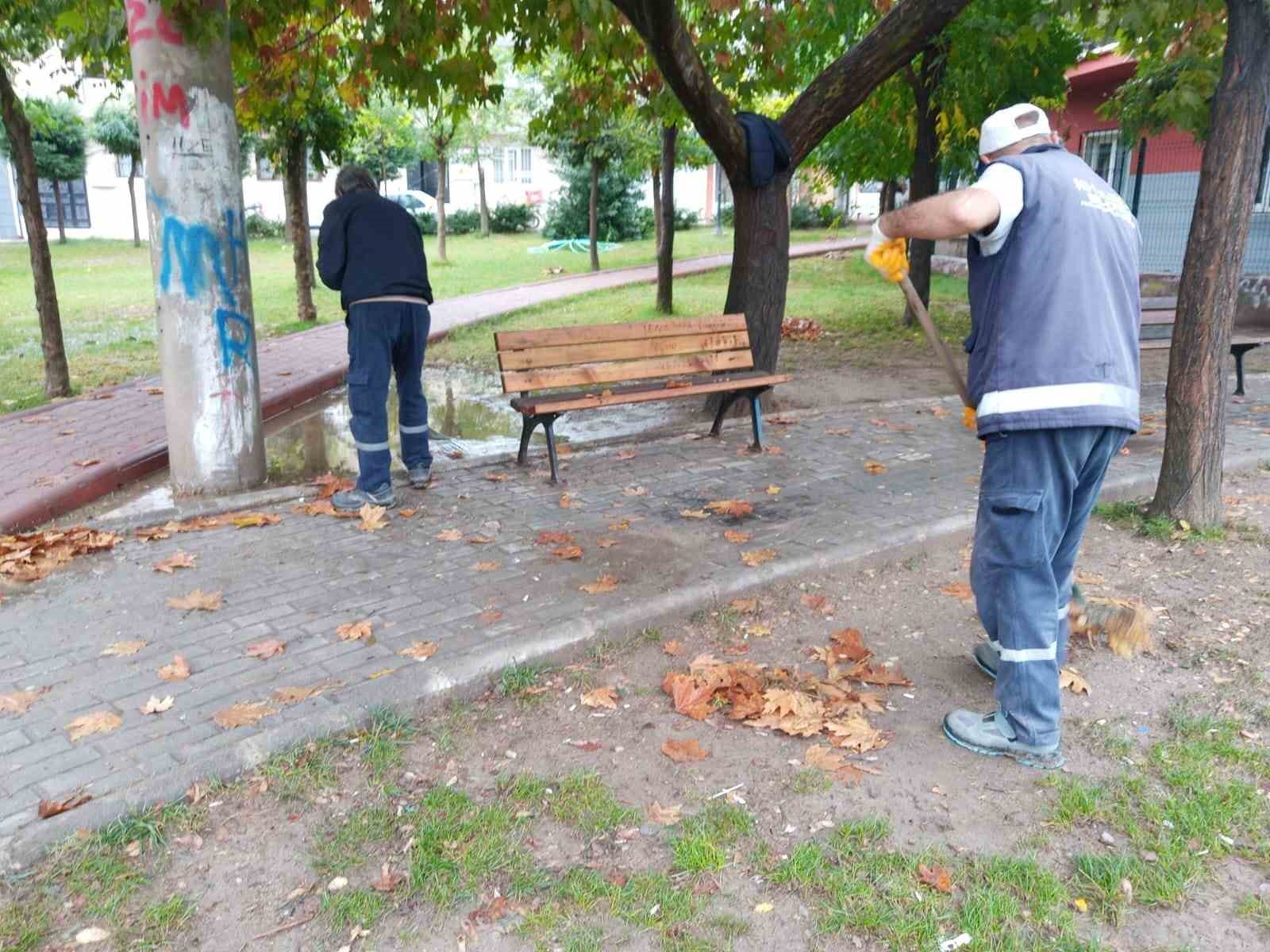 Şehzadeler Belediyesi ekiplerinden yağmur sonrası temizlik
