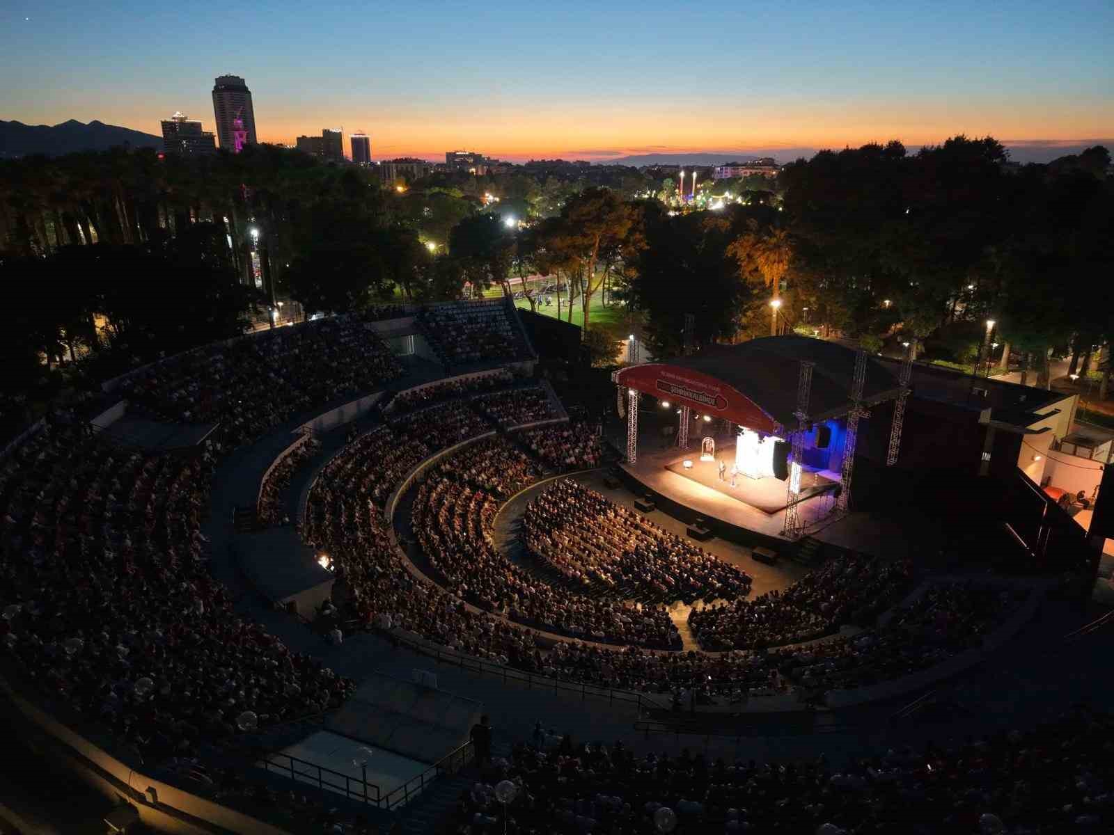 Semicenk ve "İki Kişilik Oyun" ile fuarda sanat dolu gece
