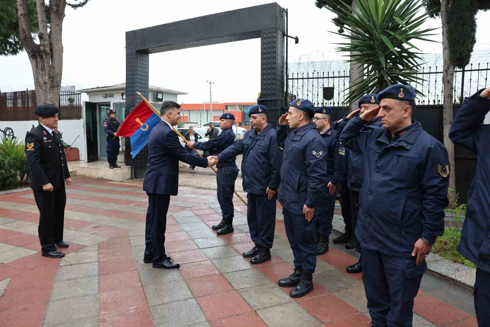 Şener, bayramda görev başındakileri ve şehit ailelerini unutmadı
