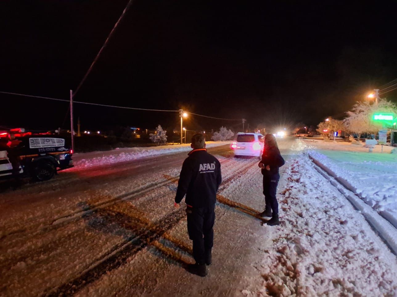Seydikemer’de kardan kapanan yolda araçlar mahsur kaldı
