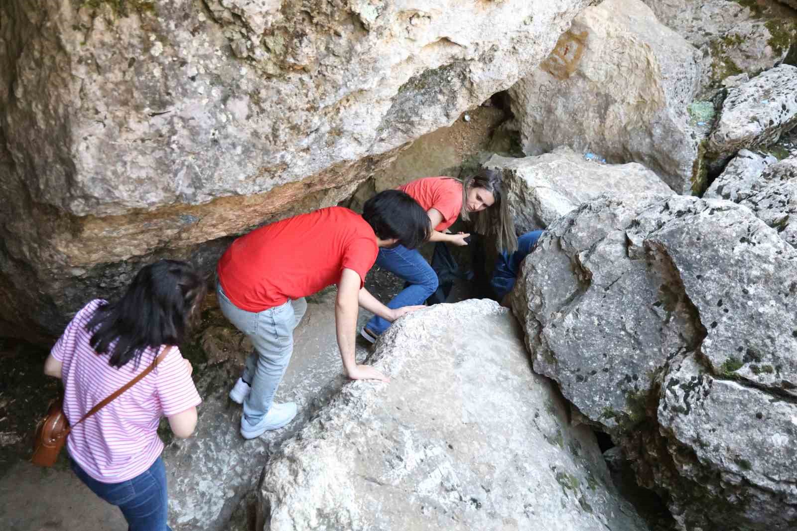 Sıcaktan bunalanlar Buzluk Mağarası’na akın etti
