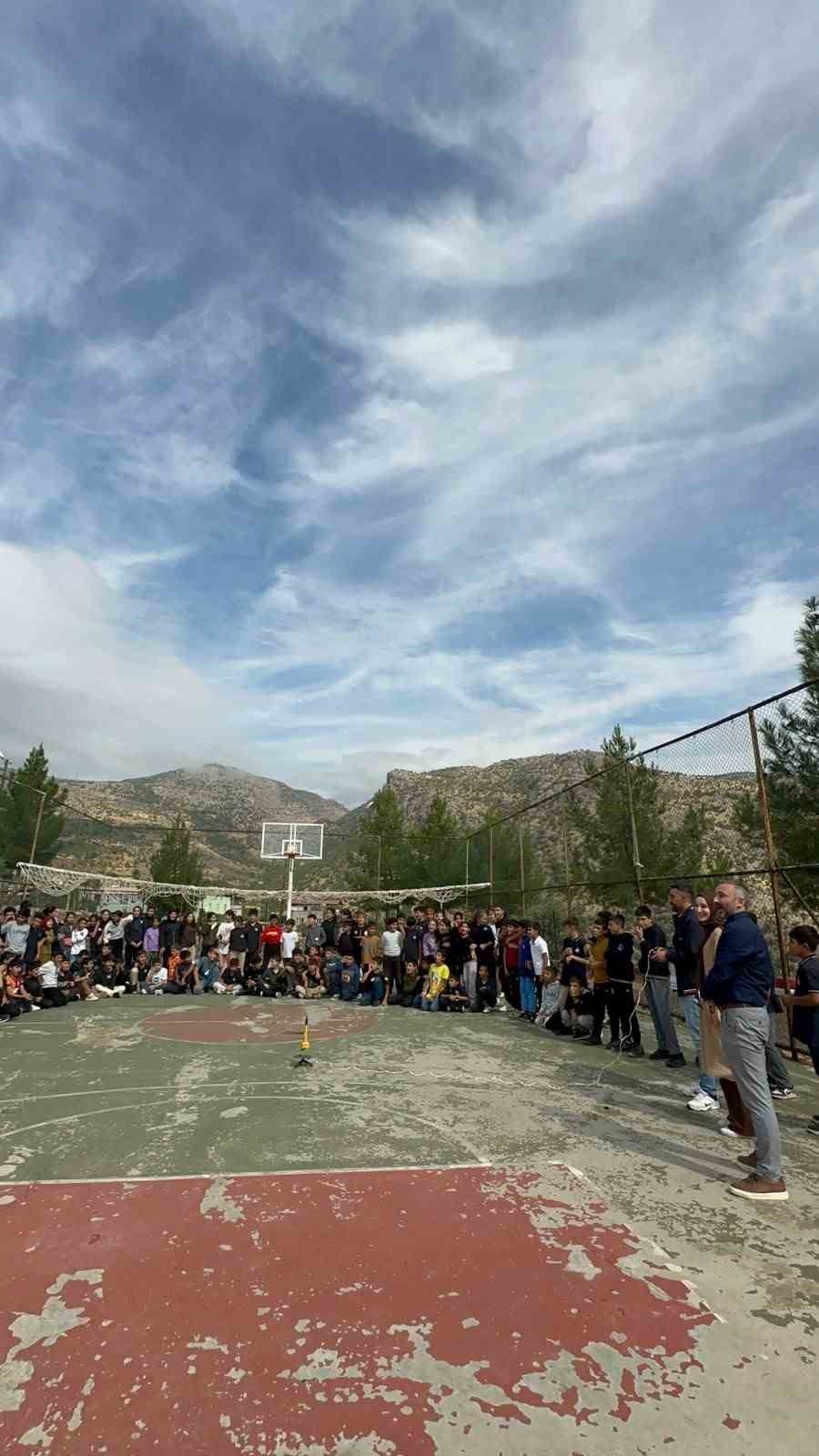 Siirt’te 7’nci sınıf öğrencilerinden roket etkinliği
