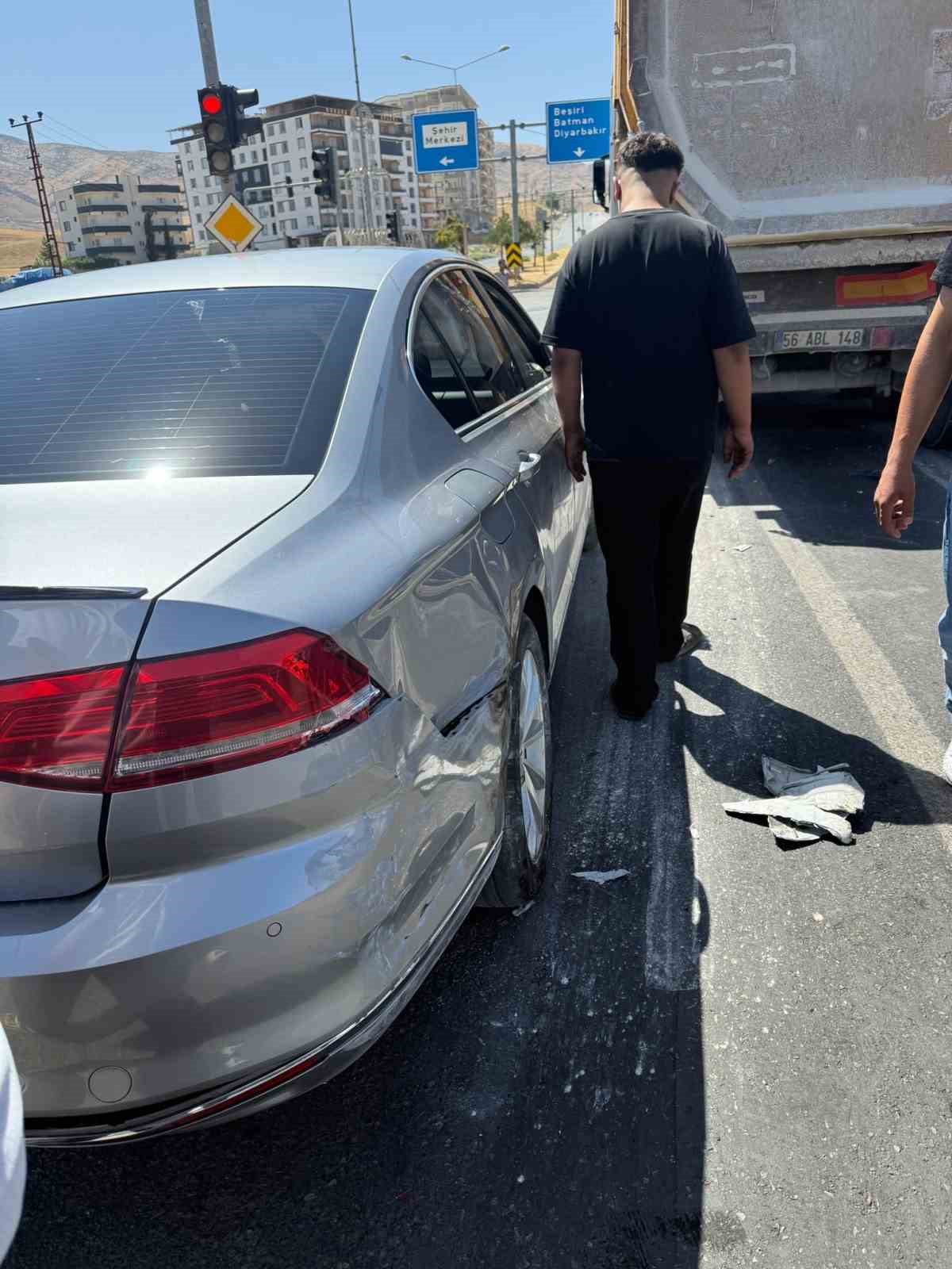 Siirt’te kamyon, kırmızı ışıkta bekleyen araçlara çarptı
