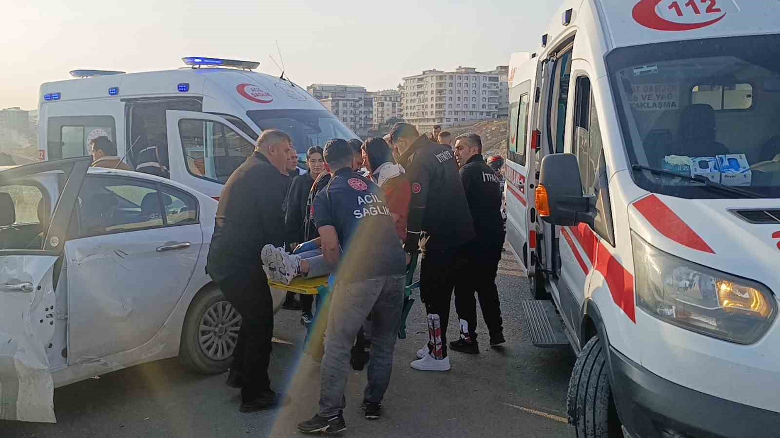Siirt’te otomobil ile motosiklet çarpıştı: 2 yaralı
