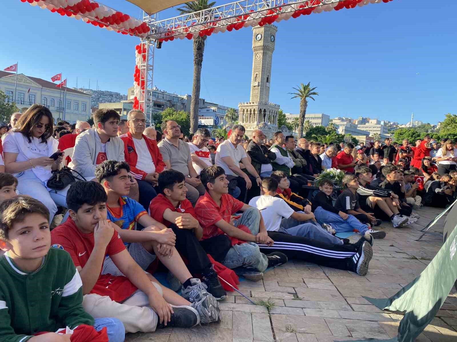 Sınav önlemleri nedeniyle meydanlarda maç yayını etkinlikleri iptal
