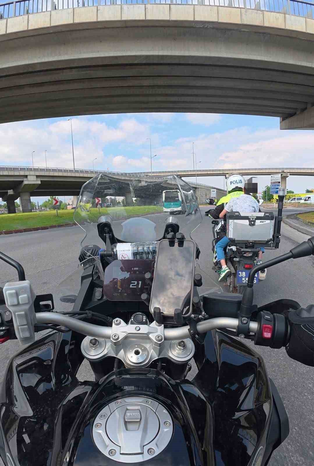 Sınava gireceği okulu karıştıran öğrenciyi motosikletli polisler yetiştirdi
