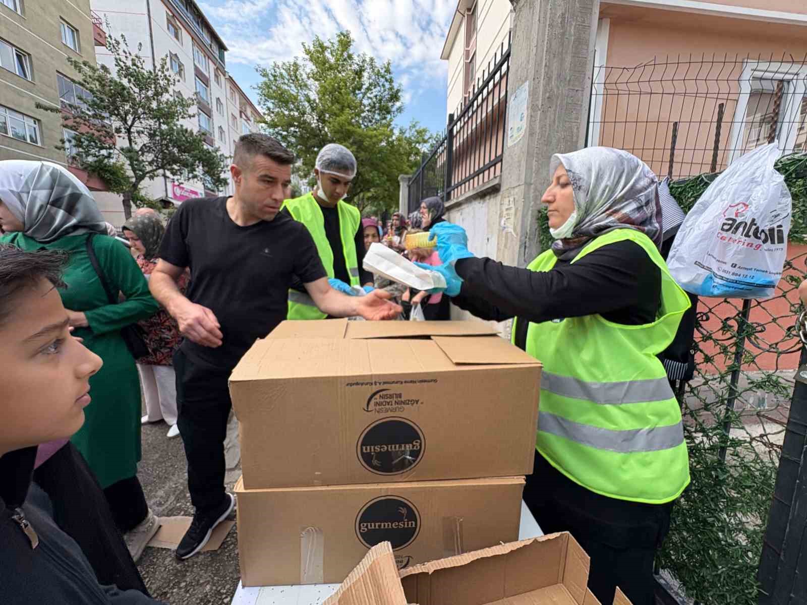 Sincan Belediyesi’nden LGS öncesi simit ve meyve suyu ikramı
