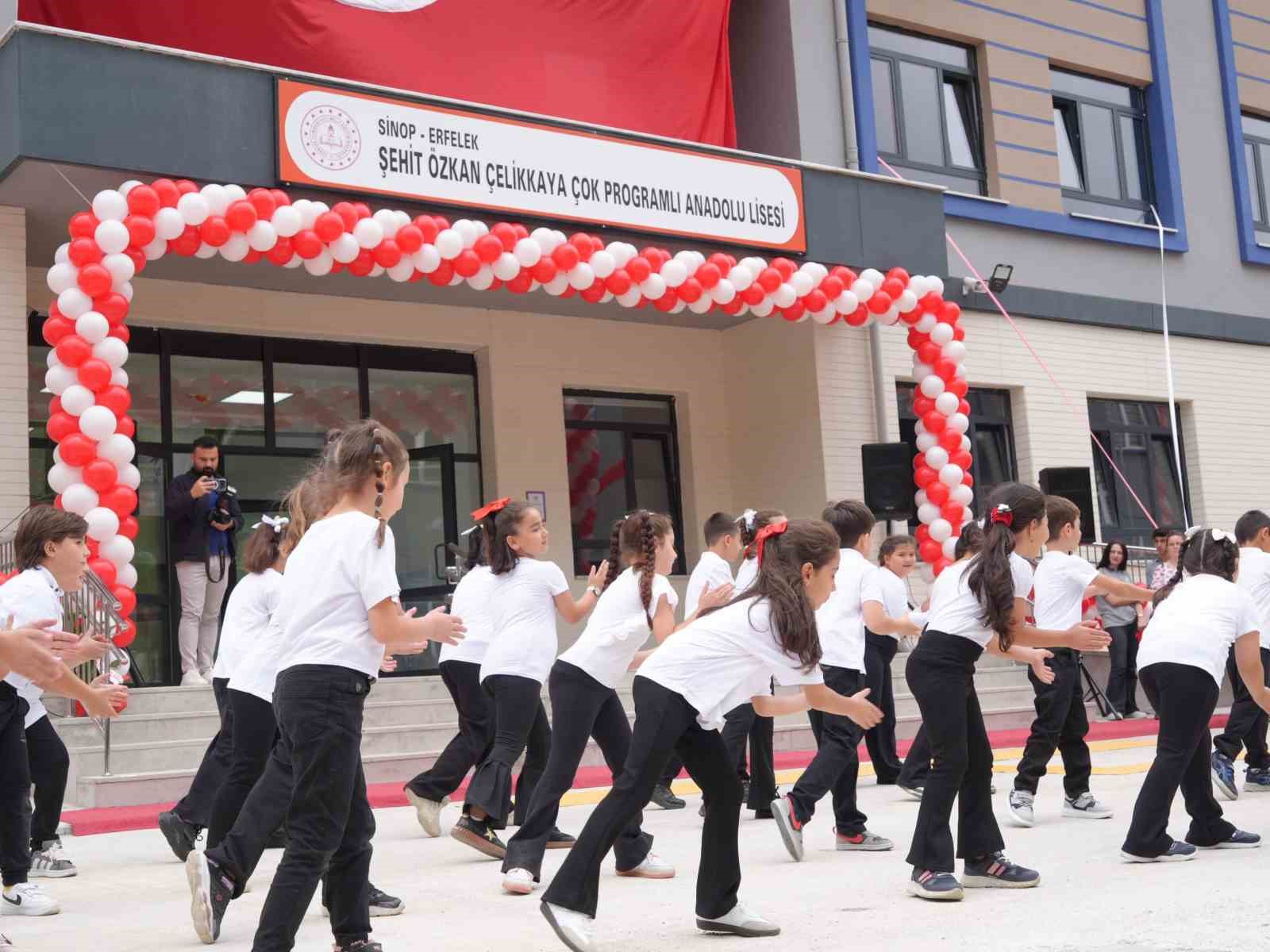 Sinop’ta 16 derslikli modern lise hizmete açıldı
