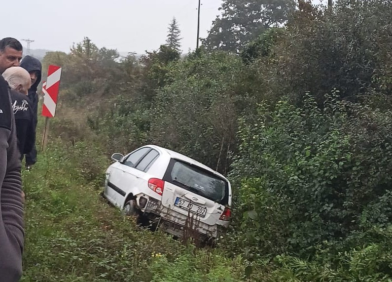 Sinop’ta otomobil şarampole uçtu: 4 yaralı
