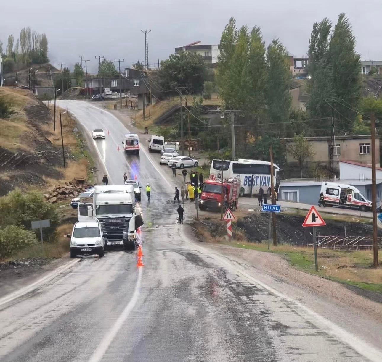 Şırnak’ta otobüs ile tır çarpıştı: 15 yaralı
