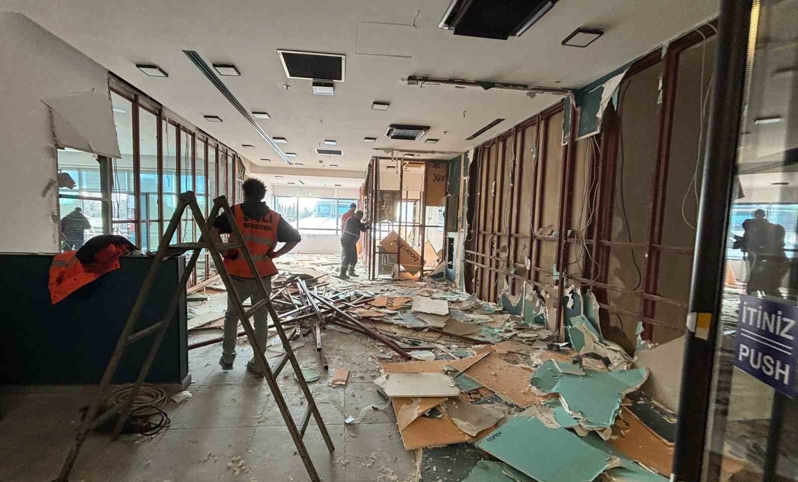 Şişli’de kaçak yapılar tek tek yıkılıyor
