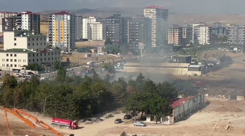 Sivas’ta akaryakıt istasyonu yanında çıkan yangın paniğe neden oldu
