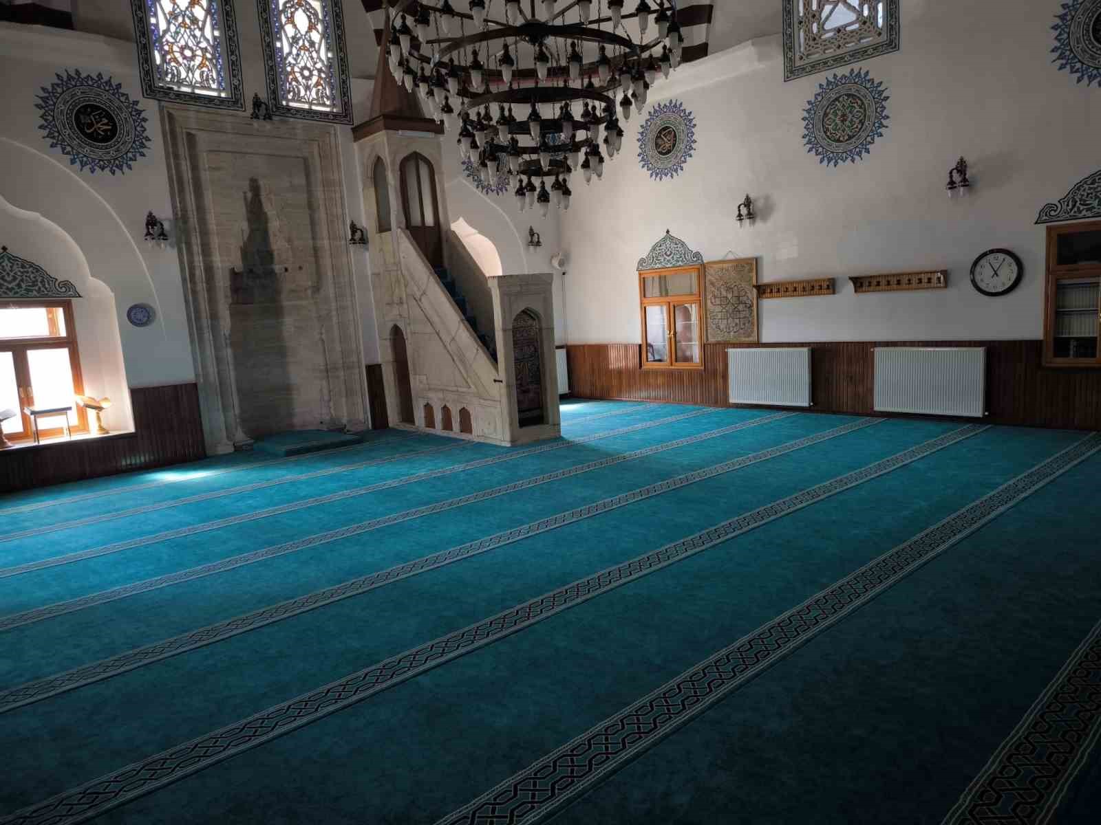 Sivas’ta hayır şartı kapsamında caminin halıları yenilendi
