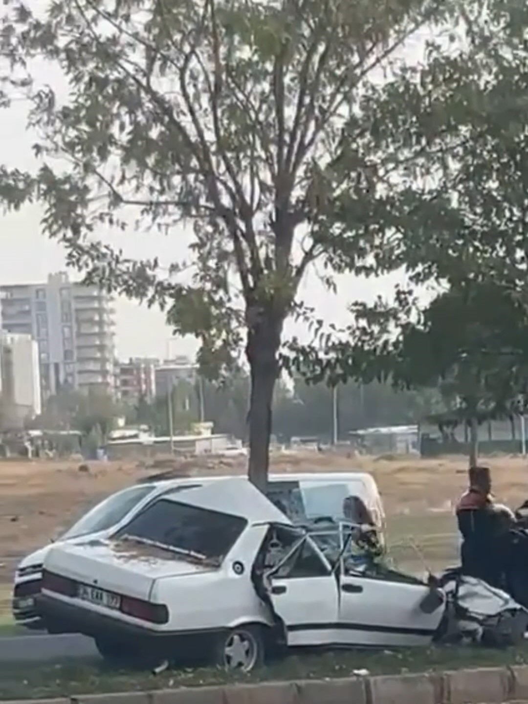 Siverek’te otomobil ağaca ok gibi saplandı: 3 yaralı
