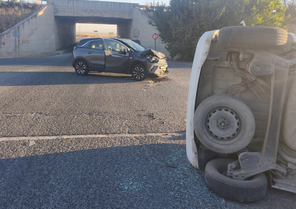 Sivrihisar’da kavşakta çarpışan araçlardan biri yan yattı
