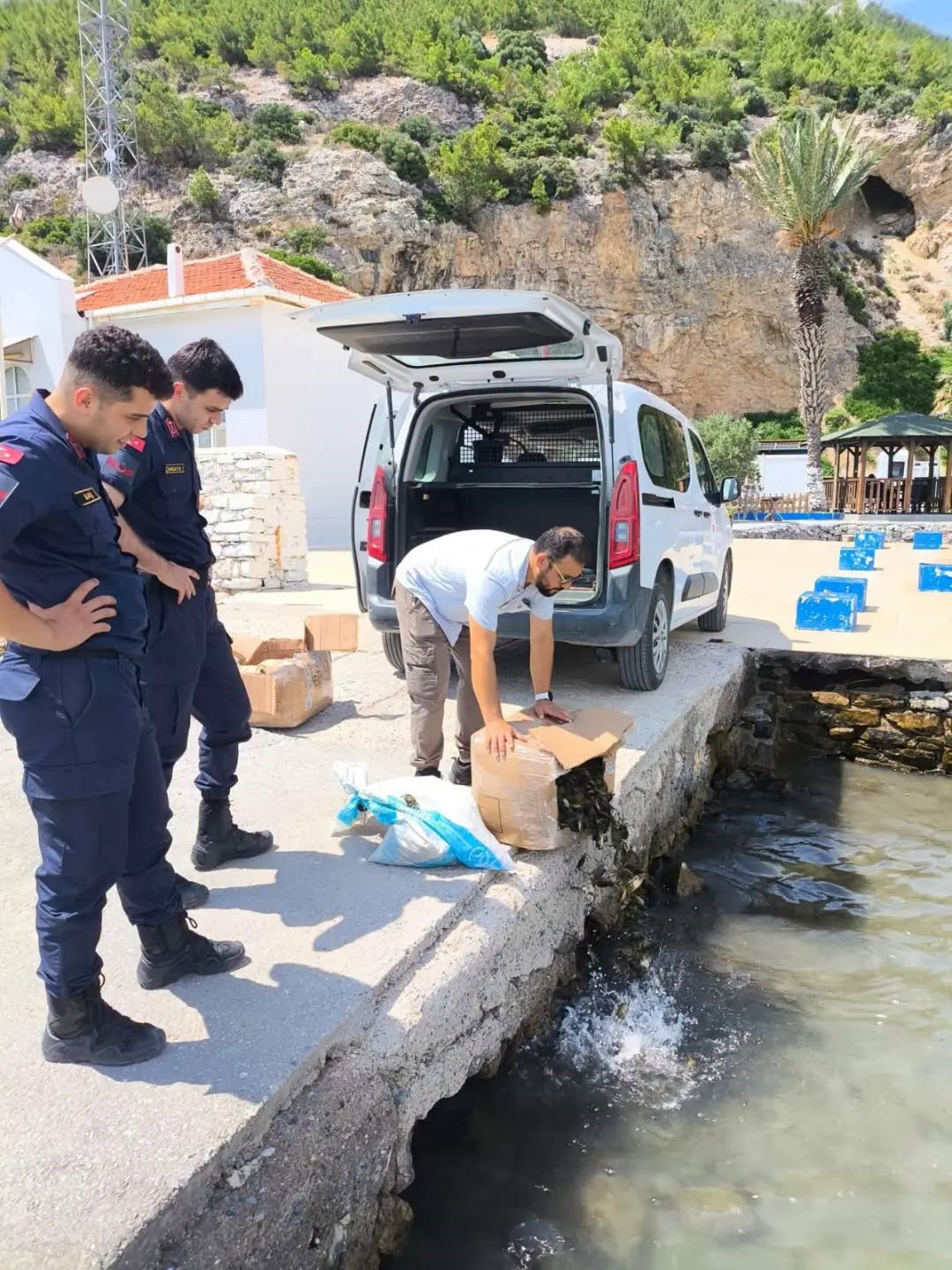Söke’de kaçak su ürünleri nakline geçit verilmedi
