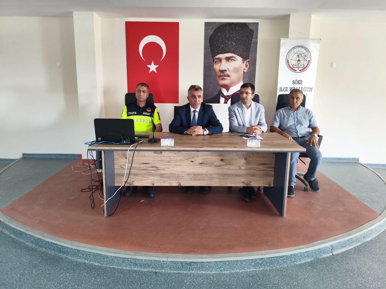 Söke’de öğrenci servis şoförleri ve rehber personele trafik eğitimi
