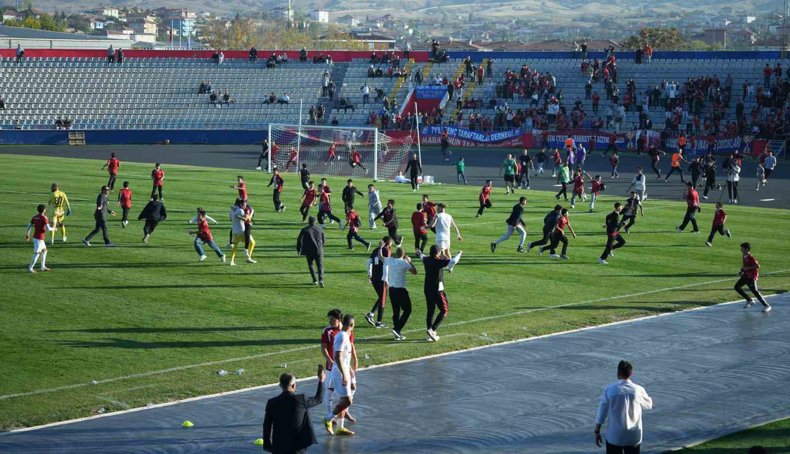 Son dakika golünde saha karıştı: Çocuk taraftarlar maç devam ederken futbolculara koştu
