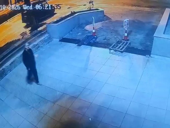 Son kez otomobili park edip ayakkabısız halde yürürken görüntülendi, 4 gündür haber alınamıyor
