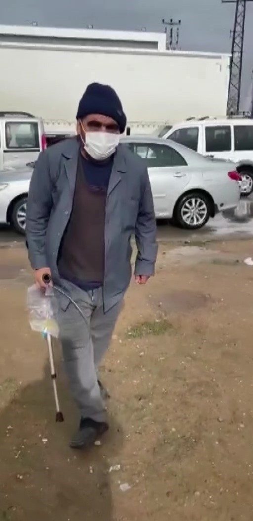 Sonda tüpüne meyve suyu koyup dilencilik yapan şahıs yakalandı
