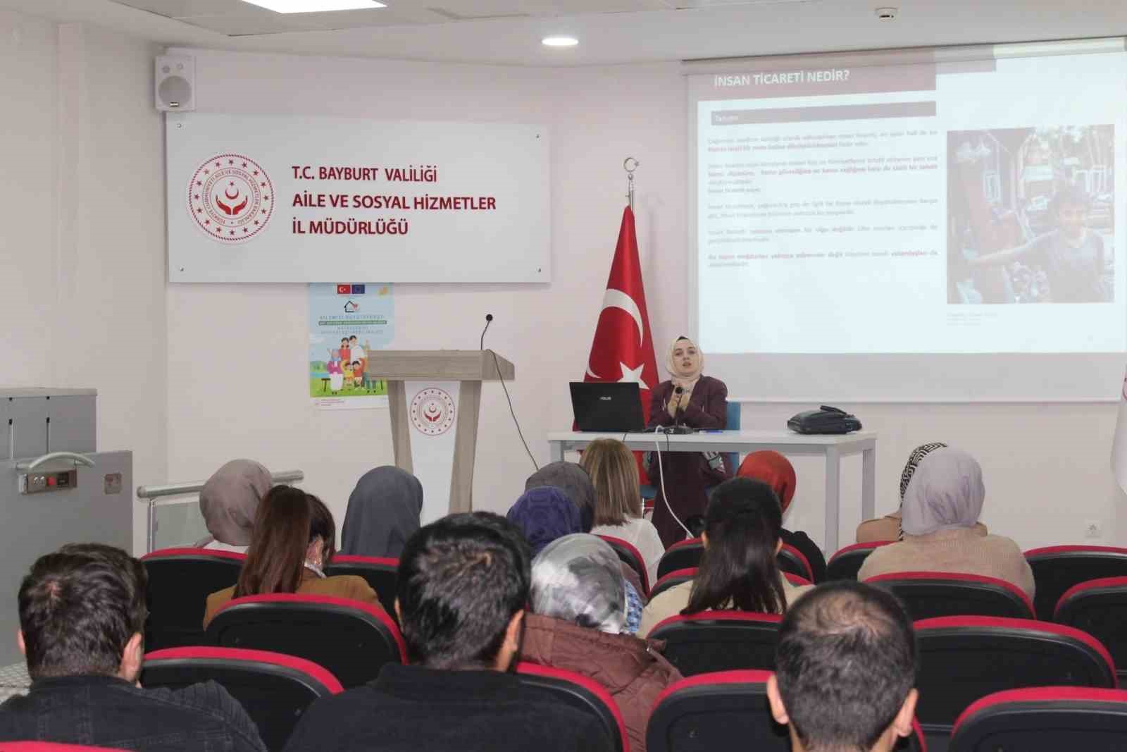 Sosyal hizmet personeli insan ticaretiyle mücadele konusunda bilgilendirildi
