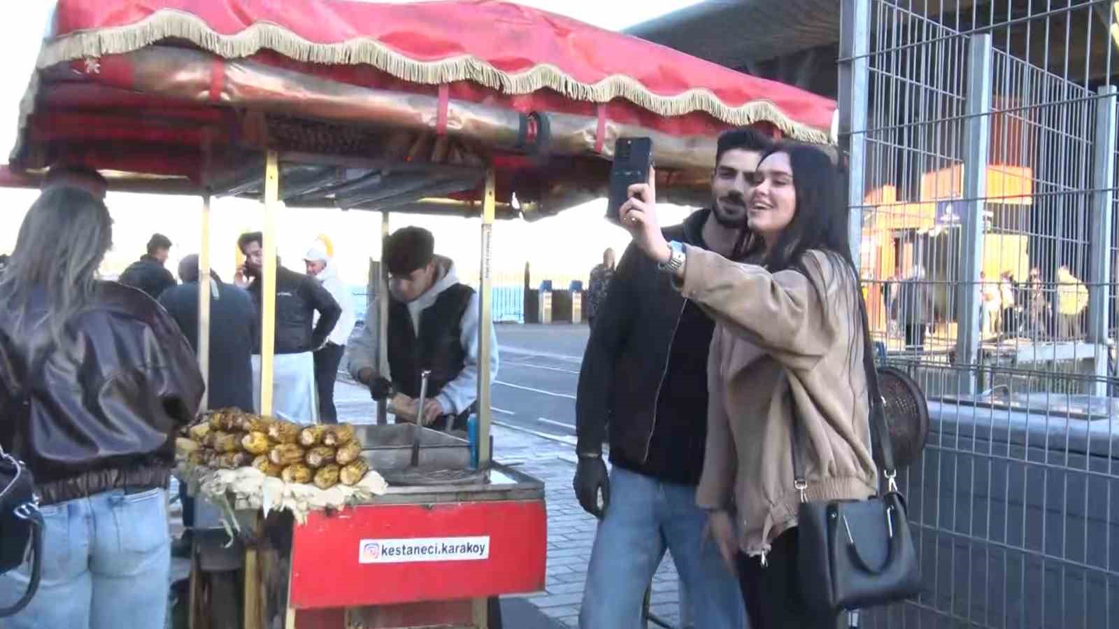 Sosyal Medyada yabancı turistlerin ilgi odağı olan kestaneci Alper Temel "Amacım İstanbul’un ruhunu güzelliğini göstermek"
